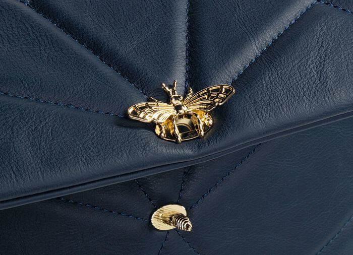 Laurina Tasche mit Kippschloss in extravaganter Libellenform 