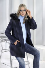 Jacke mit fester Kapuze 