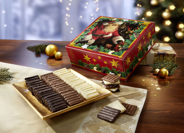 Zarte Waffelbl&auml;ttchen im dekorativen Weihnachtskarton 