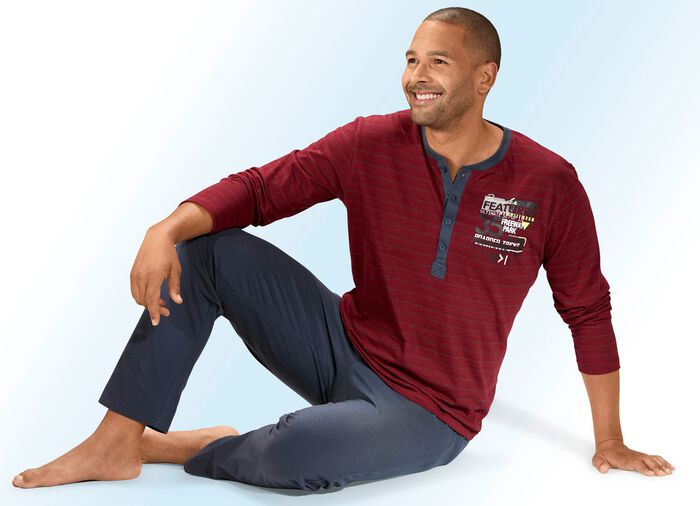 Zweierpack Pyjamas mit langer Knopfleiste, garngef&auml;rbtem Ringeldessin und Druckmotov 
