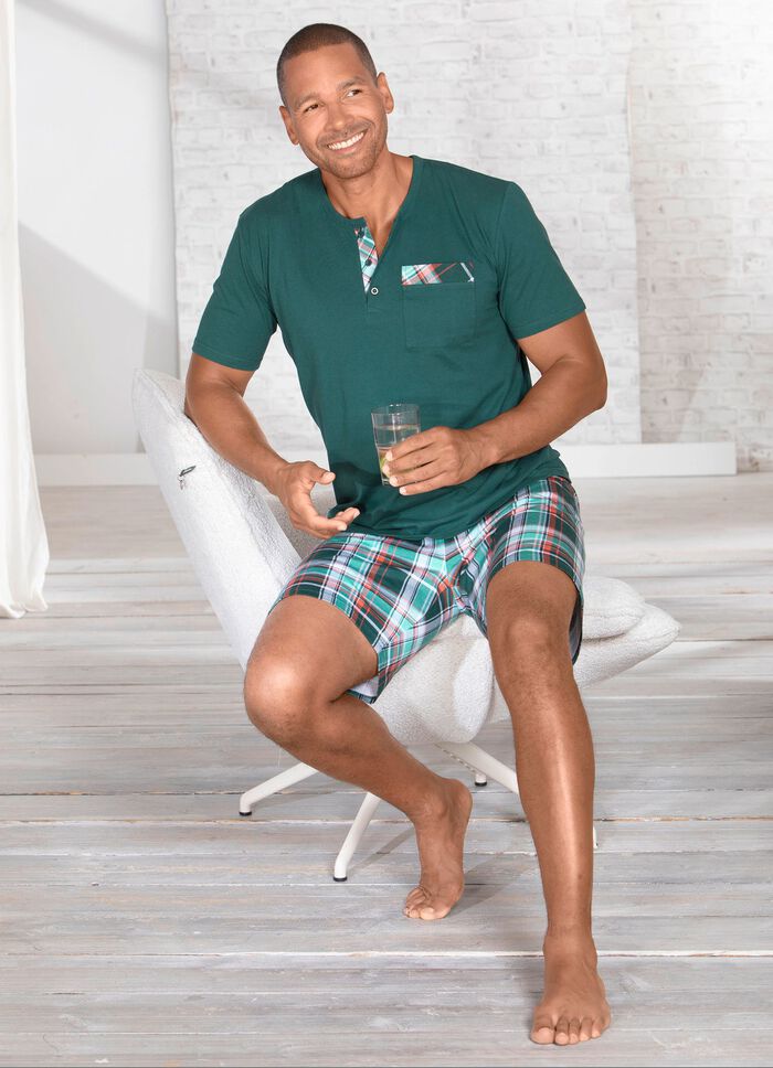 Shorty mit Knopfleiste und Brusttasche 