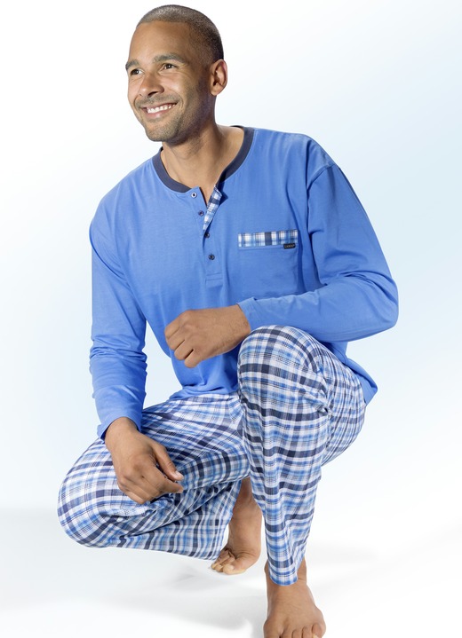 Pyjamas - Pyjama mit Knopfleiste, Brusttasche und Karodessin, in Größe 046 bis 060, in Farbe AZURBLAU-BUNT Ansicht 1