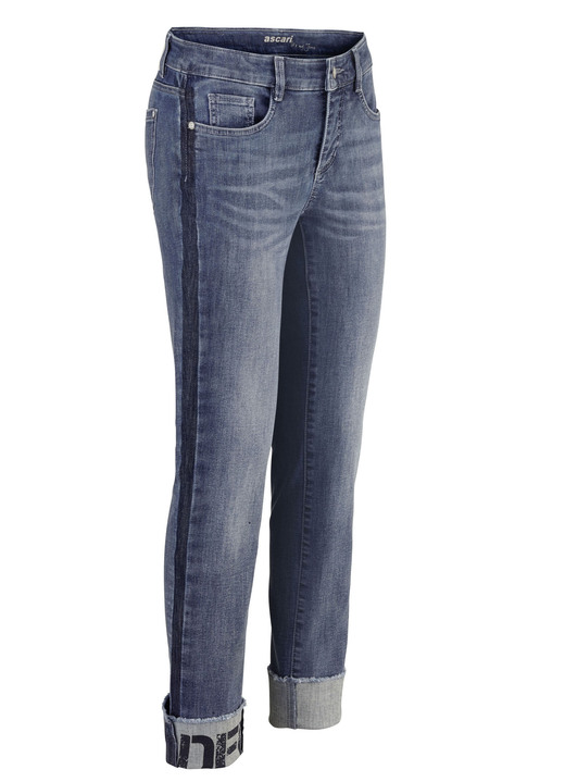 Hosen mit Knopf- und Reissverschluss - Jeans mit Fransensaum und Schriftzug auf einem Bein, in Größe 017 bis 050, in Farbe JEANSBLAU Ansicht 1